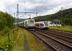 Die an die Dortmunder Eisenbahn GmbH (DE) vermietete SIEMENS Vectron Dual Mode 248 034-1  Phoenix  (90 80 2248 034-1 D-DE) der Captrain Deutschland GmbH fährt am 01 Juli 2024, mit einem Coilzug (Wagen der Gattung Shimmnis-ttu der Ermewa) durch Scheuerfeld/Sieg in Richtung Köln. Rechts wir der an die WEBA (Westerwaldbahn des Kreises Altenkirchen GmbH) vermietete Stadler GTW 2/6 VT 509 109 der HLB (Hessische Landesbahn GmbH), auf Rangierfahrt, überholt. 

Hinten rechts der ehem. Kleinbahnhof Scheuerfeld/Sieg der WEBA (Westerwaldbahn des Kreises Altenkirchen GmbH).