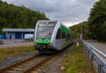 Der Stadler GTW 2/6 - VT 106 (95 80 0946 406-5 D-WEBA / 95 80 0646 406-8 D-WEBA / 95 80 0946 906-4 D-WEBA) der WEBA (Westerwaldbahn des Kreises Altenkirchen GmbH), ex HLB VT 509 106, hat am 28