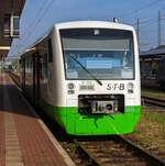 VT 128 der STB - S�d-Th�ringen-Bahn GmbH, ein  ein Stadler Regio-Shuttle RS1 (95 80 0650 528-2 D-STB) steht am 24 August 2013 im Hbf Eisennach, als RB nach Neuhaus am Rennweg, zur Abfahrt bereit.
