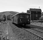Hier die gew�nschte S/W-Variante:  Schienenbus (VT 98) 798 818-1 (der Pfalzbahn) mit Beiwagen (VB98) 998 880-9 kommt am 08.05.2011 von Herdorf, hier kurz vorm Bahnhof Betzdorf/Sieg.