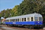DEV T3 Dieseltriebzug (95 80 0303 001-1 D –DEV)genannt „Kaffkieker“ der Hoyaer Eisenbahn ist im Musemsbahnhof von Bruchhausen – Vilsen angekommen. Dieser fährt an einigen Sonntagen im Monat ab dem 1. Mai bis zum 03.10.2019 die Strecke zwischen Eystrup über Hoya nach Syke. 			                           Fahrzeugdaten: Gebaut 1959 von der Maschienenbau AG in Kiel (MaK), Fabriknr 513, Spurweite 1435mm, Bauart: (1A)'(A1)'-dh. Angetrieben wird er von 2 Motoren mit je 220 PS. Nach verschiedenen Einsatzgebieten ist er seit dem 1. Mai 2007 auf dieser Strecke im Einsatz.					     				     Mehr Infos unter: http://www.museumseisenbahn.de/index.php/de/hoyaer-eisenbahn/21-kaffkieker.html  15.09.2019 (Jeanny)