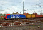 Die Re 482 036-1 (91 85 4482 036-1 CH-SBBC) der SBB Cargo fährt am 14.04.2018 mit einem Containerzug durch Friedberg (Hessen) in Richtung Norden.