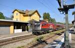 ÖBB 1116 223 mit Railjet fährt durch Brannenburg am 11.08.2022.