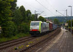 Die BLS Cargo 502, Re 486 502-8/E 486 502 SF  The Alpinists in Europa  (91 85 4486 502-8CH-BLSC) f�hrt am 07 Juli 2025 mit einem HUPAC KLV-Zug durch Kirchen (Sieg) in Richtung K�ln.