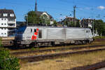 Die Alstom Prima BB 37020 (91 87 0037 002-5 F-AKIEM) der Akiem, ex Fret SNCF 437020, steht am 01 Juli 2025 beim Hauptbahnhof Koblenz und sonnt sich.