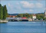 - Auch eine 101er auf der Br�cke, aber ohne Regen - Am Rheinkilometer 0 verl�sst der IC nach Hannover die sch�ne Stadt Konstanz.