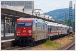 Die 101 087-5  DERTOUR - Packendes Südafrika  mit dem IC 2004   Bodensee  Konstanz - Koblenz - Münster - Emden Hbf, steht am 17.06.2013 an Gleis 3 im Hbf Koblenz.