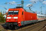 Die 101 129-5 rauscht am 20.08.2014 mit dem IC 2277 (Hamburg-Altona - Hannover Hbf - Frankfurt(Main) Hbf) durch den Bahnhof Butzbach in Richtung Friedberg(Hessen).