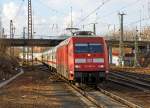   Die 101 087-5 rauscht mit einem IC am 28.02.2015 Hbf Hanau in Richtung Süden.
