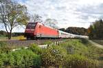 101 096-6 mit IC bei Urspring am 17.10.2012.