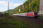 Steuerwagen voraus, geschoben von der 101 120-4, fährt am 28 April 2018 ein IC auf der linken Rheinseite in Richtung Süden.