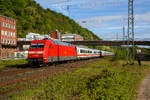 Steuerwagen voraus, geschoben von der 101 118-8, fährt am 28 April 2018 ein IC auf der linken Rheinseite in Richtung Norden und erreicht bald den Hbf Koblenz.