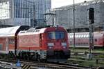102 001 mit dem München-Nürnberg-Express in München Hbf am 04.06.2022.