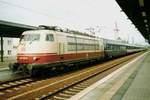 Am 20 Juli 1998 steht 103 216 mit ein Nachtzug aus paris Est in Potsdam.