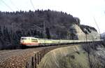 103 183-0 mit IC und einem Packwagen auf dem Mühltalfelsendamm der Geislinger Steige am 02.04.1982.