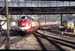 601 001 Alpen-See-Express wird von 110 237-5 abgeschleppt in Ulm am 22.10.1983.