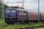 Bayernbahn 110 262 steht am 26 Mai 2022 mit ein Sonderzug ins Gleisvorfeld von N�rdlingen abgestellt.