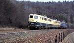 Lokzug mit 110 252-4 und 2 weiteren 110 auf dem Mühltalfelsendamm der Geislinger Steige am 02.04.1982.