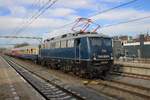 Am & Februar 2026 steht CBB 110 278 mit ein Sonderzug aus Rotterdam in Venlo abfahrtbereit nach Koblenz. Weil es ein Partyzug ist und weil die Bahnsteige am Gleisen 1 und 3 belegt sind, wird der Lokwechsel dieses Sonderzüges auf freiliegendes Gleis 2 gemacht.