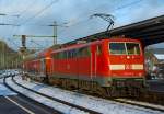 Die 111 147-5 schiebt am 28.01.2013 den RE 9  - rsx Rhein-Sieg-Express (Siegen - K�ln - Aachen) vom Bahnhof Betzdorf/Sieg nun weiter in Richtung K�ln.