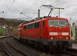 Die 111 015-4 schiebt am 30.01.2013 den RE 9 - rsx Rhein-Sieg-Express (Siegen - K�ln - Aachen) in den Bahnhof Betzdorf/Sieg.