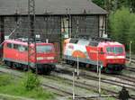 111 147-5 und 120 112-8 mit Märklin-Werbung in Ulm vor dem denkmalgeschützten, inzwischen abgerissenen E-Lok Schuppen am 19.05.2012.