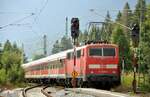111 038-6 mit n-Wagen in Klais, dem bis 2007 einst höchstgelegenen IC-Bahnhof in Deutschland am 10.08.2012.