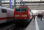 Der RB16 (M�nchen–Treuchtlingen) der DB Regio Bayern am 28 M�rz im Hauptbahnhof M�nchen, im Sandwich zweier 111er.