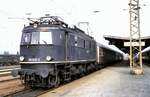 118 032-2 mit Nahverkehrszug nach Regensburg in Donauwörth am 25.04.1982.