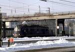 118 039-7 rangiert in Ulm am 30.01.1987 - an der Führerstandstür 1 hält sich der Rangierer fest, der Lokführer schaut aus Führerstandstür 2.