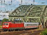120 130-0 kommt am 07.07.2012 mit einem IC �ber die Hohenzollernbr�cke und f�hrt gleich in den Hbf K�ln ein.