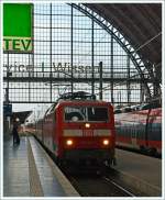 Die 120 122-7 fährt mit dem IC 2170  Stuttgart Hbf - Frankfurt/Main Hbf - Gießen - Hannover Hbf - Hamburg - Westerland(Sylt) am 07.12.2013 in den Hbf Fankfurt am Main ein.