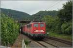Die DB 140 790-7 und eine weiter mit einem G�terzug bei Winningen.