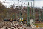Ein Blick am 15.04.2021 vom Bahnhof Betzdorf (Sieg) zum Rangierbahnhof (Rbf), von links nach rechts:  Die 140 438-3 (91 80 6140 438-3 D-BYB) der BayernBahn GmbH fährt, mit dem sogenannten