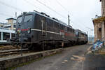 Die 140 772-5 (91 80 6140 772-5 D-EBS) und die 140 789-9 (91 80 6140 789-9 D-EBS) beide der EBS - Erfurter Bahnservice GmbH sind am 25.01.2022 vor der ehemaligen Lokleitung in Siegen beim Hbf Siegen