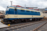   Nun wieder in der blau/beige Sonderlackierung des  Karlsruher Zuges , diesen trug sie von 1977 bis 2000...........