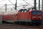 143 932-2 mit RB 27 (Rhein-Erft-Bahn) kommt von Koblenz und f�hrt am 11.04.2011 in den Bahnhof Troisdorf.