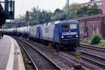 DB/RBH: Langer Kesselwagenzug der RBH-Locistics mit Doppeltraktion der BR 143 (ehemals DB/DDR) anl�sslich der Bahnhofsdurchfahrt HAMBURG HARBURG am 13.