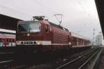DB: Regionalzug mit der 143 640-1 auf der Fahrt nach Basel Badischer Bahnhof, anlässlich einem Zwischenhalt in Lörrach bei schlechter Witterung im Jahre 2001.