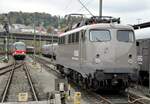 110 457-9 AEG Lok für den Ausstellungszug; links wartet ein Nahverkehrszug mit 143 und Steuerwagen Bauart Karlsruhe auf die Einfahrt in den Bahnhof am 15.10.2016.