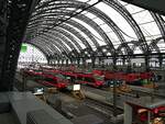 442er und 143er in Dresden Altstadt in der Seitenhalle des Hbf am 16.04.2015.