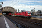 Die 143 828-2 (91 80 6143 828-2 D-DB) der DB Regio AG Südost mit drei Doppelstock-Wagen verlässt am 08 Dezember 2022 als S 2 (Dresden Flughafen - Pirna) der S-Bahn Dresden den Hauptbahnhof Dresden. 

Die Lok wurde 1988 bei LEW (VEB Lokomotivbau Elektrotechnische Werke Hans Beimler Hennigsdorf) unter der Fabriknummer 20278 gebaut und als DR 243 828-1  an die Deutsche Reichsbahn geliefert. Zum 01.01.1992 erfolgte die Umzeichnung in DR 143 828-2  und zum 01.01.1994 in DB 143 828-2.

Die S-Bahn Dresden ist ein wesentlicher Teil des Angebots im Öffentlichen Personennahverkehr in Dresden. Sie wird im Auftrag des Verkehrsverbundes Oberelbe (VVO) von der DB Regio Südost mit derzeit vier Linien auf einem Streckennetz von 166 Kilometern Länge betrieben. Einzelne Verkehrsleistungen während der werktäglichen Hauptverkehrszeit erstrecken sich auch auf das Gebiet des Verkehrsverbundes Mittelsachsen.

Seit 24. Mai 1998 gilt bei der S-Bahn Dresden der VVO-Tarif. Außerhalb Dresdens verkehrt sie unter anderem in die Mittelstädte Freital, Meißen, Pirna, Radebeul, Coswig, seit 9. Dezember 2007 nach Freiberg, sowie seit 12. Dezember 2021 nach Radeberg, Pulsnitz und Kamenz. Alle vier S-Bahn-Linien bedienen den Dresdner Hauptbahnhof.

Die Linien:
S1 - Meißen-Triebischtal – Coswig – Radebeul Ost - Dresden Hbf – Pirna – Bad Schandau – Schöna
S2 - Dresden Flughafen – Dresden-Neustadt – Dresden Hbf (– Pirna)
S3 - Dresden Hbf – Freital-Hainsberg – Tharandt ( – Freiberg)
S8 - Dresden Hbf – Dresden-Neustadt – Radeberg – Pulsnitz – Kamenz