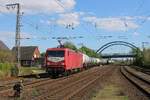 SLRS 143 020 -in Himbeerrot- zieht ein Kesselwagenzug durch Salzbergen nach Bad Bentheim am 26 April 2025.