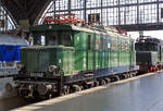 Die E44 046 (eigentlich 97 80 8144 046-0 D-DB), ex DR 244 046-9, ex SZD E 44 046 (Sowetskije schelesnyje dorogi, Staatsbahn der Sowjetunion), ex DRG E44 046, ausgestellt im Leipziger Hauptbahnhof auf dem Museumsgleis bzw. Traditionsgleis (Gleis 24). Die Lok ist Eigentum vom DB Museum Nürnberg.

Die E44 wurde 1936 von der Krauss-Maffei AG in München-Allach unter der Fabriknummer 15549 (mechanischer Teil) gebaut, der elektrische Teil von SSW - Siemens-Schuckert-Werke GmbH in Berlin unter Fabriknummer 3099 und als E44 046 an die Deutschen Reichsbahn-Gesellschaft geliefert. 1946 ging die Lok als Reparationsleistung an die UdSSR (SZD - Sowetskije schelesnyje dorogi) und wurde auf die Russische Breitspur (1.524 mm) umgespurt und mit SA3-Mittelpufferkupplungen ausgerüstet. 1952 wurden desolaten Zustand zurückgegeben und kam in drei Teile zerlegt im RAW Dessau an. Im RAW Dessau erfolgte die Generalreparatur 1958. In der Zeit vom Juli 1958 bis Ende 1981 erreichte die Lok eine Laufleistung von 1.980.472 km.

Bereits 1980 wurde E 44 046 von der DR zur betriebsfähigen Traditionslok bestimmt. Während der Hauptuntersuchung wurde die Lok 1984 im Raw Dessau in den Zustand der Jahre 1958 bis 1961 versetzt (u.a. Anbau der mittleren Sandkästen je Drehgestellseite, Wiedereinbau eines Haupttransformators WBT590D wie im Lieferzustand, schwarzer Anstrich der Drehgestelle). 1992 wurde die Lok mit Indusi I60 und Zugbahnfunk MESA ausgerüstet, die Abnahme der Sicherheitseinrichtung und des Funkes erfolgte am 19.April 1992. Im September 1999 nahm die Lok an der großen Austellung zum Jubiläum  100 Jahre Verkehrsmuseum Nürnberg  teil. Seit dem Fristablauf auf 27.Dezember 2001 dient die Lok als rollfähiges Exponat. Seit Sommer 2005 ist die Lok auf dem Museumsgleis 24 in Leipzig Hbf ausgestellt.

Die Elektrolokomotiven der Baureihe E 44 waren die ersten Elektrolokomotiven in großer Stückzahl auf dem deutschen Schienennetz. Die E 44 stellt einen Meilenstein der Elektrolokomotiventwicklung dar, denn bei ihr wurde erstmals bei einer größeren Streckenlokomotive auf Vorlaufachsen und Stangenantrieb verzichtet, außerdem wurde der viele Jahre erfolgreiche Tatzlager-Antrieb etabliert. Die als Universallokomotiven konzipierten Lokomotiven erwiesen sich als sehr robust und zuverlässig und prägten den Eisenbahnverkehr in den elektrifizierten Netzen Süd- und Mitteldeutschlands von den 1930er Jahren bis in die 1980er Jahre.

Die Elektrolokomotiven der Baureihe E 44 (ab 1968 bei der DB Baureihe 144 bzw. ab bei der DR 1970 Baureihe 244) wurden ab 1930 von Walter Reichel entworfen. Mit ihrem Konzept als Mehrzweck-Elektrolok, die vor Güter- und Personenzüge gespannt werden konnte, kann dies als Pionierleistung betrachtet werden. Die ersten Maschinen wurden ab 1932 von der Deutschen Reichsbahn-Gesellschaft (DRG) in Dienst gestellt, nachdem ein Jahr zuvor eine Vorserienlok (E 44 001) von Krauss-Maffei und den Siemens-Schuckertwerken (SSW, elektrischer Teil) entwickelt und durch die DR erprobt wurde. Die Fahrzeuge mit der Achsfolge Bo’Bo’ waren die ersten deutschen Serienelektroloks mit Drehgestellen ohne Laufachsen und Einzelachsantrieb und vorrangig für die ab 1933 neu elektrifizierte Strecke von Augsburg über die Geislinger Steige nach Stuttgart vorgesehen.

Die Lokomotiven bewährten sich dort, so dass weitere Loks an alle wichtigen bayerischen, mitteldeutschen und schlesischen Bahnbetriebswerke, in denen Elektrolokomotiven stationiert waren, geliefert wurden. 

Bis 1945 wurden die Lokomotiven wegen der militärstrategischen Bedeutung, immer mehr unter Verwendung von Heimbaustoffen, unter der Bezeichnung KEL 1 (Kriegsellok 1) beschafft. Insgesamt wurden 174 Maschinen gebaut, von denen jedoch etliche durch Kriegshandlungen einen Totalschaden erlitten und deshalb ausgemustert werden mussten.

Die in Ostdeutschland stationierten Lokomotiven mussten nach der Einstellung des elektrischen Betriebs im Rahmen der Reparationen an die UdSSR abgegeben werden. Die seinerzeit modernen E 44 (und E 94) wurden auf 1.524 mm umgespurt und mit SA3-Mittelpufferkupplungen ausgerüstet. Für beide Umbauten waren die Drehgestellrahmen aber nicht ausgelegt, die Folge war ein Verlust an Stabilität. 1952 wurden nach Abschluss des Versuchsbetriebes 44 Maschinen sowie zwei in Hirschberg/Schlesien (heute Jelenia Góra) erbeutete Maschinen in einem desolaten Zustand zurückgegeben. Die umgespurten Maschinen erreichten das RAW Dessau in je drei Teile zerlegt auf Flachwagen verladen.

Die Mehrzahl der Lokomotiven kam jedoch zur Deutschen Bundesbahn. Diese baute sogar sieben Loks nach, da es im Rahmen des Besatzungsstatuts untersagt war, völlig neue Lokomotiven zu entwickeln: 1950 die E 44 181, 1951 die E 44 182 und 183 sowie 1955 die E 44 184 bis 187. Insgesamt verfügte die DB über 125 Lokomotiven. Die DB rüstete mehrere Maschinen für den Wendezugbetrieb aus, kenntlich gemacht durch ein G hinter der Loknummer. Die E 44 mit elektrischer Bremse wurden durch ein W kenntlich gemacht. Diese Lokomotiven wurden u. a. auf der Höllentalbahn im Schwarzwald eingesetzt. Ab 1968 wurde bei der DB die E 44 als Baureihe 144 umgezeichnet. Die Lokomotiven mit elektrischer Bremse wurden in Baureihe 145 (Deutsche Bundesbahn) umgezeichnet.

TECHNISCHE DATEN:
Spurweite: 1.435 mm
Achsanordnung:  Bo'Bo'
Länge über Puffer:  15.290 m
Drehzapfenabstand: 6.300 mm
Achsabstand im Drehgestell: 3.500 mm
Treibraddurchmesser:  1.250 mm
Höchstgeschwindigkeit:  90 km/h
Stundenleistung:  2.200 kW bei 76 km/h
Dauerleistung: 1.860 kW bei 86 km/h
Anfahrzugkraft:  196 kN
Stundenzugkraft: 104 kN
Dauerzugkraft: 78 kN
Dienstgewicht:  78,0 t
Achslast: 19,5 t
Stromsysteme:  15 kV 16 2/3 Hz, Oberleitung
Antrieb: Tatzlagerantrieb
Anzahl der Fahrstufen: 15
Transformator OFA: 1.450 kVA
