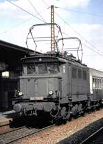 144 034-6 mit Nahverkehrszug in Porzheim am 17.04.1982.