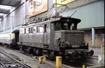 145 162-4 hat einen IC im Münchner Hbf bereitgestellt und wartet nun auf die Abfahrt des Zuges am 25.04.1982.