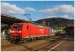 Die 145 062-6 der  DB Schenker Rail Deutschland AG mit einem Container- und Wechselbrückenzug am 02.03.2014 bei der Durchfahrt durch den Bahnhof Betzdorf/Sieg, in Richtung Köln.