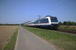 TRI 145 040 zieht am 12 Augustus 2025 der RB37 aus Krefeld nach Neuss Hbf durch Kaarst-Broicherseite und wird vom offenbarer Weg fotografiert.