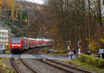 Die 146 004-7 (91 80 6146 004-7 D-DB) der DB Regio NRW erreicht am 14 November 2025, mit dem RE 9 (RSX - Rhein-Sieg-Express) Aachen - K�ln - Siegen, den Bahnhof Kirchen/Sieg.