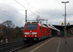 Die 146 225-9 (91 80 6146 225-8 D-DB) der DB Regio AG Südost, mit drei Doppelstock-Wagen, verlässt am 07.12.2022 als S 2 (Dresden Flughafen – Pirna) der S-Bahn Dresden den Bahnhof Dresden-Strehlen in Richtung Pirna.

Die Die TRAXX P160 AC2 wurde 2006 von Bombardier Transportation GmbH in Kassel unter der Fabriknummer 34076 gebaut.

Die S-Bahn Dresden ist ein wesentlicher Teil des Angebots im Öffentlichen Personennahverkehr in Dresden und im Ballungsraum Dresden. Sie wird im Auftrag des Verkehrsverbundes Oberelbe (VVO) von der DB Regio Südost mit derzeit vier Linien auf einem Streckennetz von 166 Kilometern Länge betrieben. 

Eingesetzt werden Lokomotiven bespannte Doppelstock-Wendezüge. Alle Züge verfügen über die 1. und 2. Wagenklasse. Außerdem sind sie, wie bei S-Bahn-Betrieben der Deutschen Bahn AG üblich, als „S-Bahn Dresden“ gekennzeichnet. Der Einsatz von Doppelstockwagen bei einer S-Bahn ist ungewöhnlich, da der Fahrgastwechsel bei einstöckigen Wagen im üblichen etwas schneller vonstattengeht.

Ab 16. Juli 2007 wurden schrittweise 53 neue Doppelstockwagen (13 Steuer- und 40 Mittelwagen) durch das Görlitzer Bombardier-Werk geliefert, die auf den Linien S 1 und S 3 zum Fahrplanwechsel am 9. Dezember 2007 die alten Doppelstockwagen ersetzten. Das Investitionsvolumen der bis zu 160 km/h schnellen Wagen belief sich auf 72 Millionen Euro.
 
Die Lokomotiven entstammen den Baureihen 143, 146.0 und 146.2. Der zwischenzeitliche Einsatz der Baureihe 182 endete im Dezember 2015. Zum Fahrplanwechsel im Dezember 2018 verfügte die S-Bahn Dresden über 20 Doppelstockwagen des Baujahrs 2003 und 53 Doppelstockwagen des Baujahrs 2007.

Das Netz der S-Bahn Dresden umfasst eine jährliche Leistung von 3,1 Millionen Zugkilometern. Es besteht aus folgenden Linien:
S 1 Meißen-Triebischtal – Coswig – Radebeul Ost – Dresden-Neustadt – Dresden Hbf – Heidenau  Pirna – Bad Schandau – Schöna
S 2 Dresden Flughafen – Dresden-Neustadt – Dresden Hbf (– Heidenau – Pirna)
S 3 Dresden Hbf – Freital-Hainsberg – Tharandt (– Klingenberg-Colmnitz – Freiberg)
S4 Dresden Hbf – Dresden-Neustadt – Radeberg – Pulsnitz – Kamenz